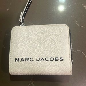 Marc Jacobs small wallet. Only used a handful of times.